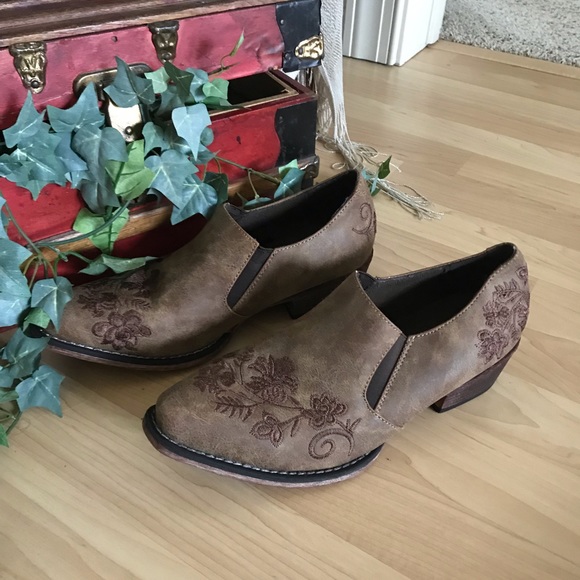 Roper Shoes - Like new!! Embroidered shoes by Roper